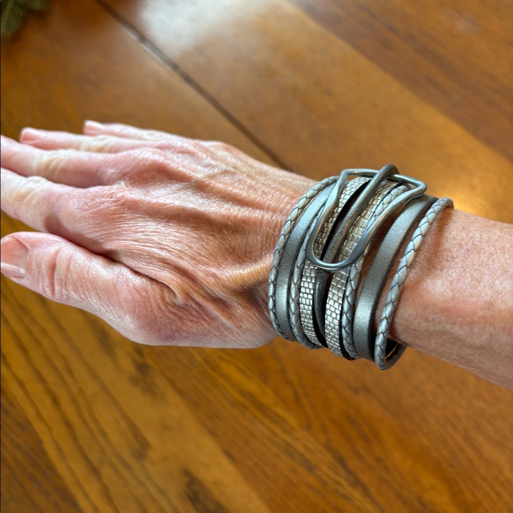Grey leather bracelet with magnetic clasp